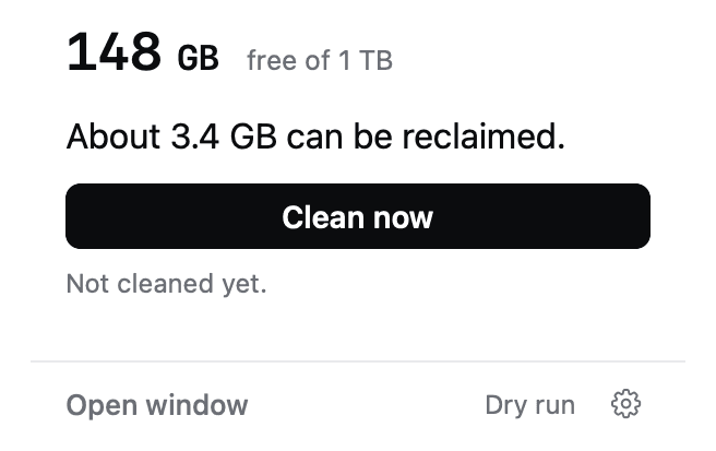 FreeUpDisk menu bar popover showing 148 GB free of 1 TB and a Clean now button.